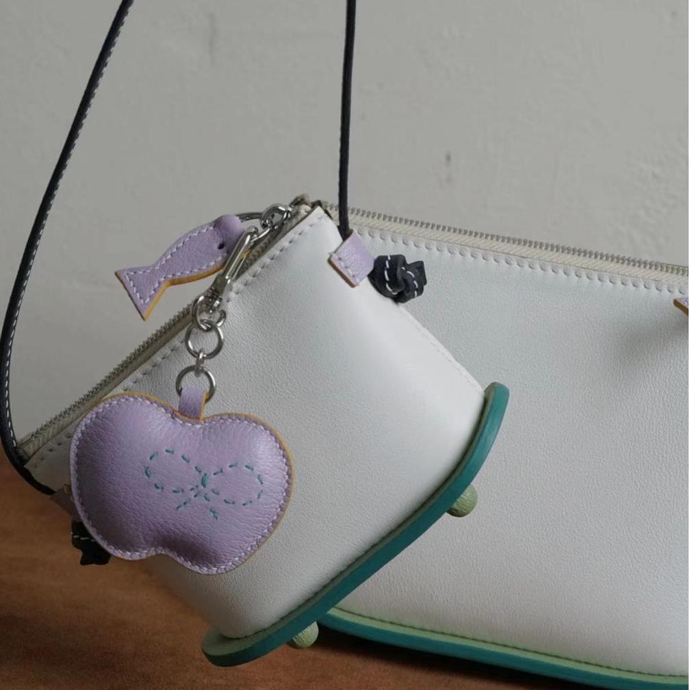 apple bag charm gift
birthday gift
festival gift
keychain