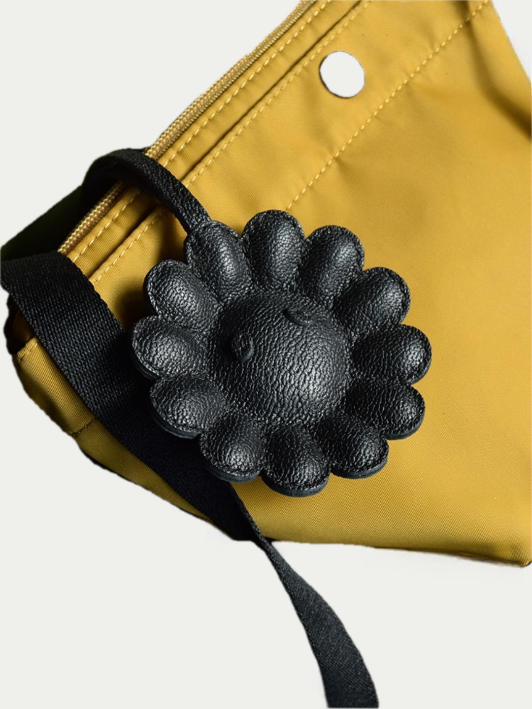 black flowers bag charm gift
luxury handmade gift set
leather flowers bag charm gift
French sheepskin handmade keychain