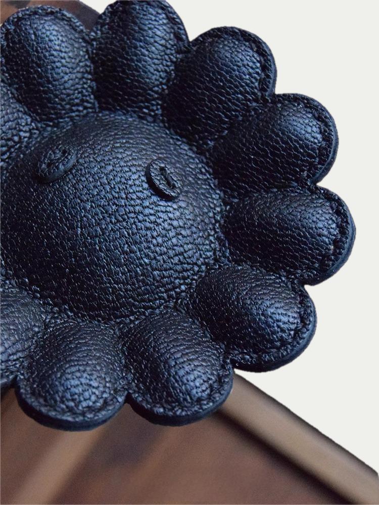 black flowers bag charm gift
luxury handmade gift set
leather flowers bag charm gift
French sheepskin handmade keychain