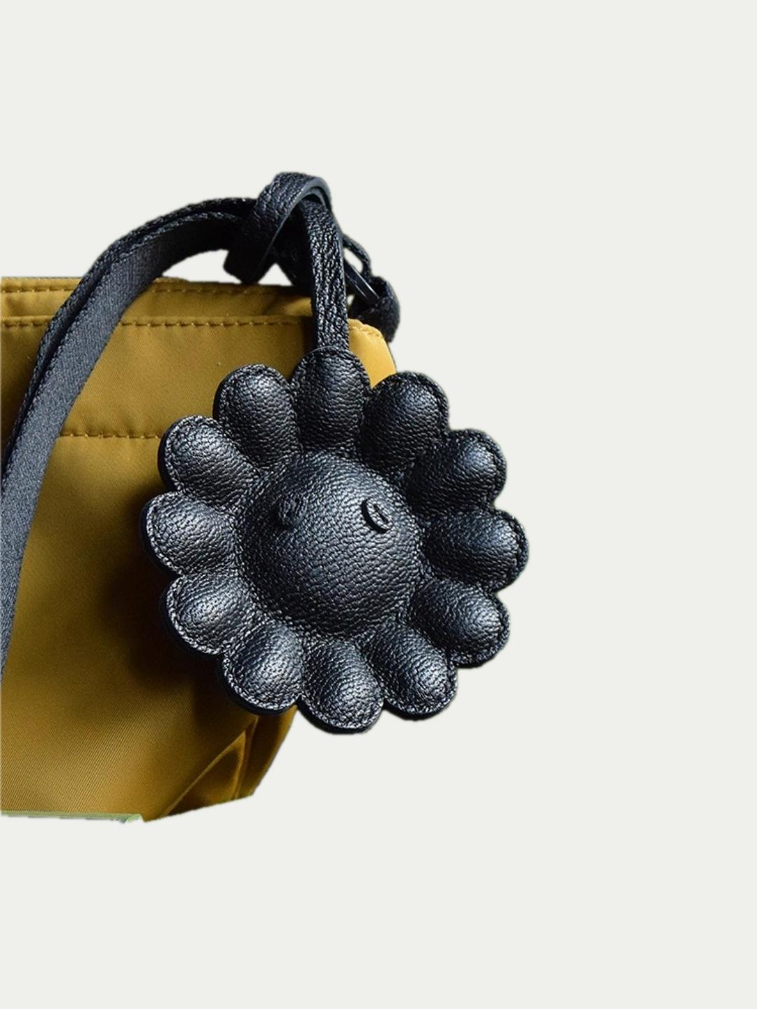 black flowers bag charm gift
luxury handmade gift set
leather flowers bag charm gift
French sheepskin handmade keychain