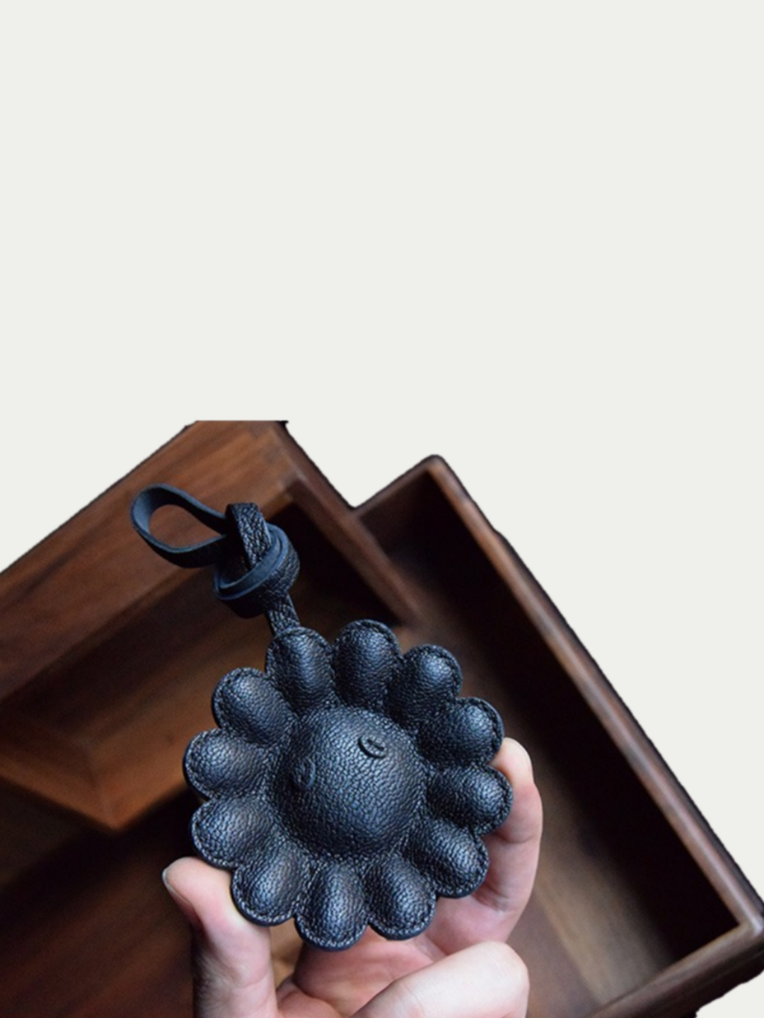 black flowers bag charm gift
luxury handmade gift set
leather flowers bag charm gift
French sheepskin handmade keychain