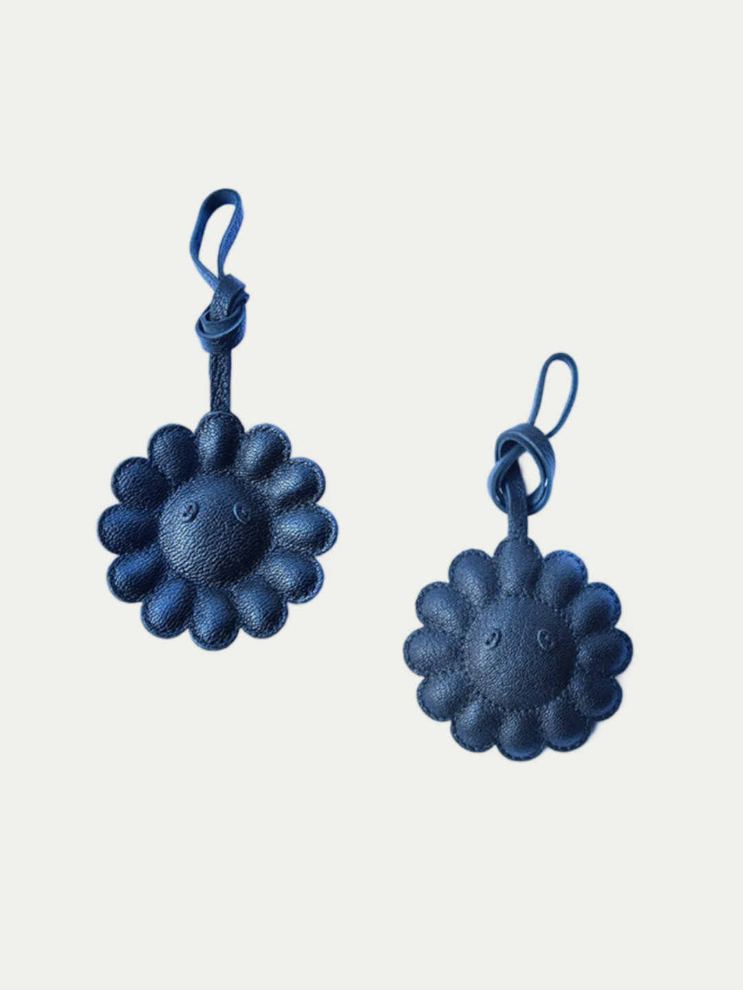 black flowers bag charm gift
luxury handmade gift set
leather flowers bag charm gift
French sheepskin handmade keychain