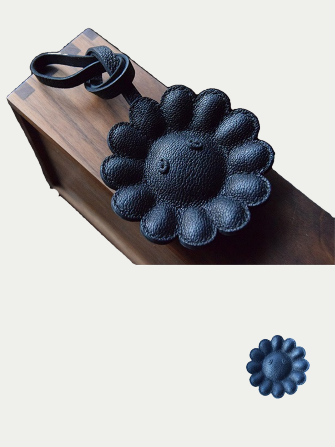 black flowers bag charm gift
luxury handmade gift set
leather flowers bag charm gift
French sheepskin handmade keychain