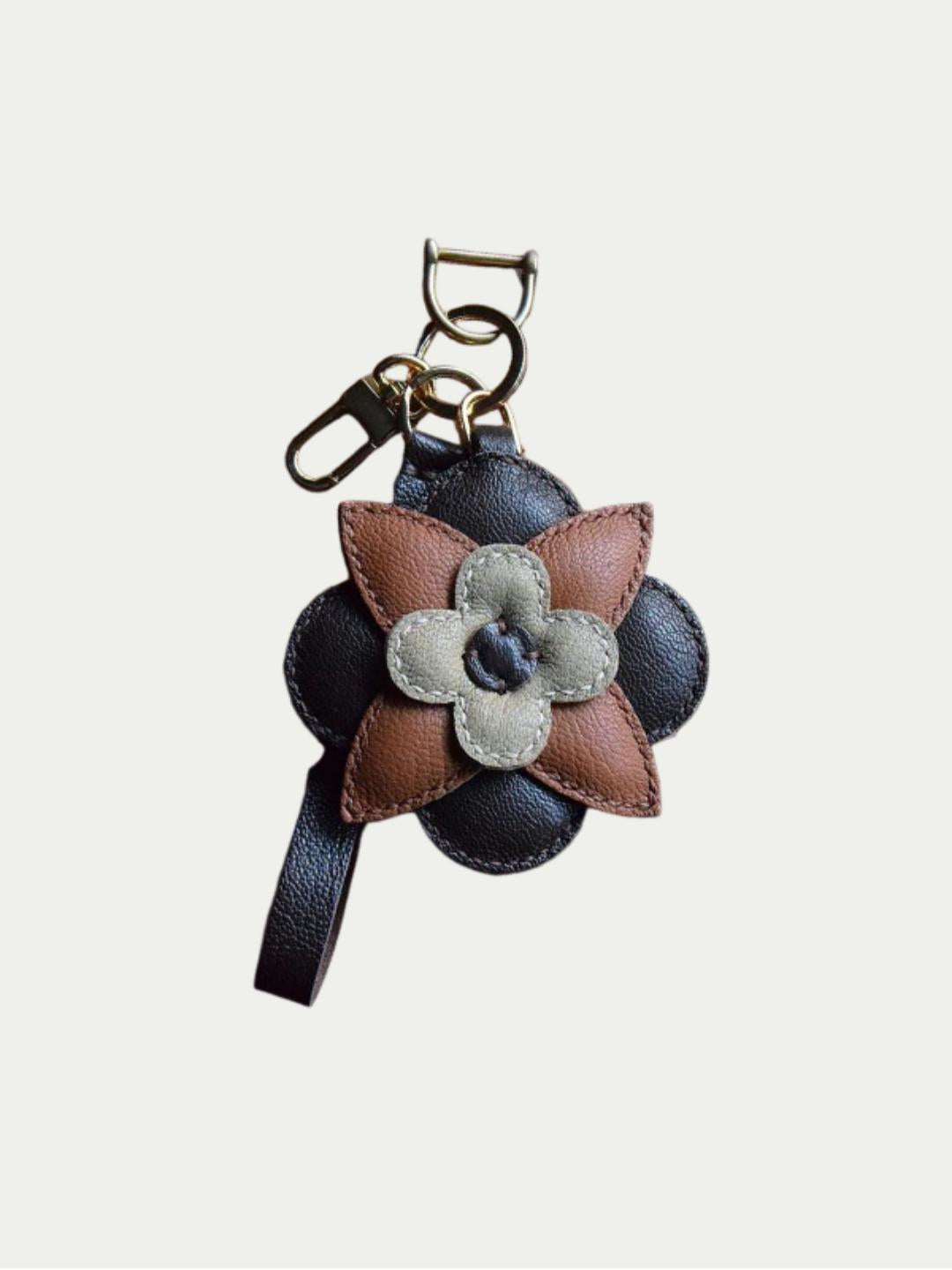 Brown flowers bag charm gift
luxury handmade gift set
leather flowers bag charm gift
French sheepskin handmade keychain