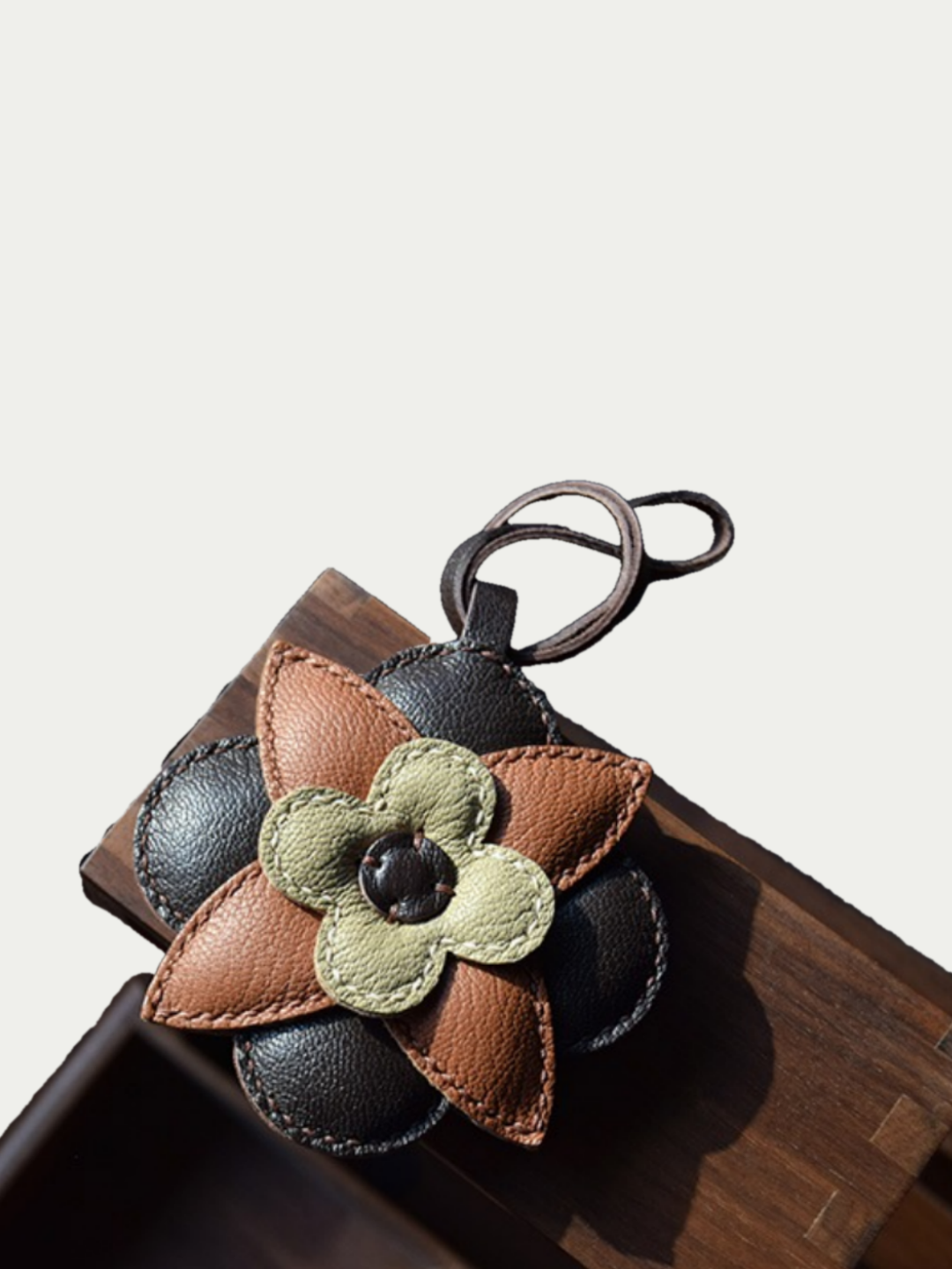 Brown flowers bag charm gift
luxury handmade gift set
leather flowers bag charm gift
French sheepskin handmade keychain