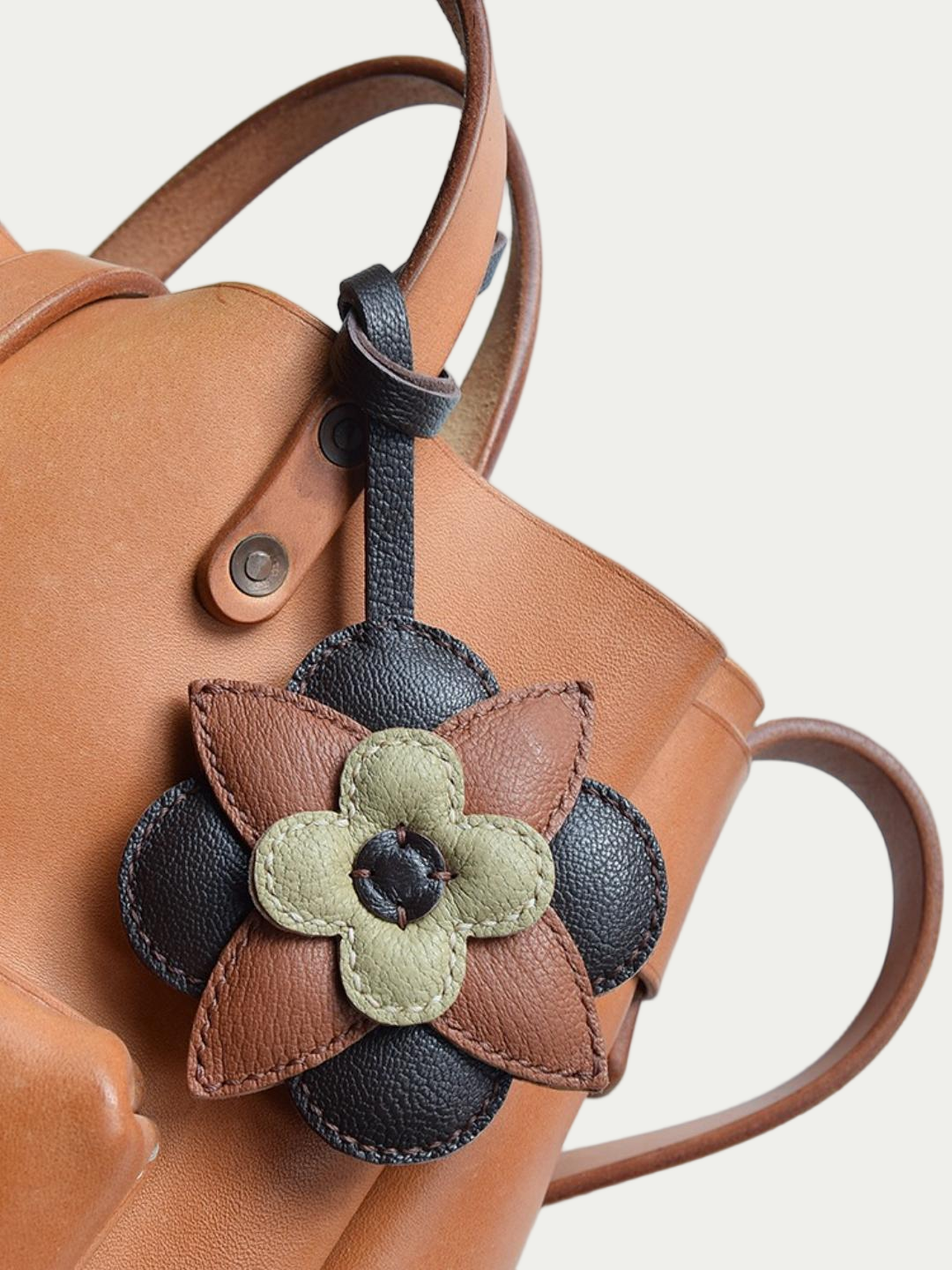 Brown flowers bag charm gift
luxury handmade gift set
leather flowers bag charm gift
French sheepskin handmade keychain