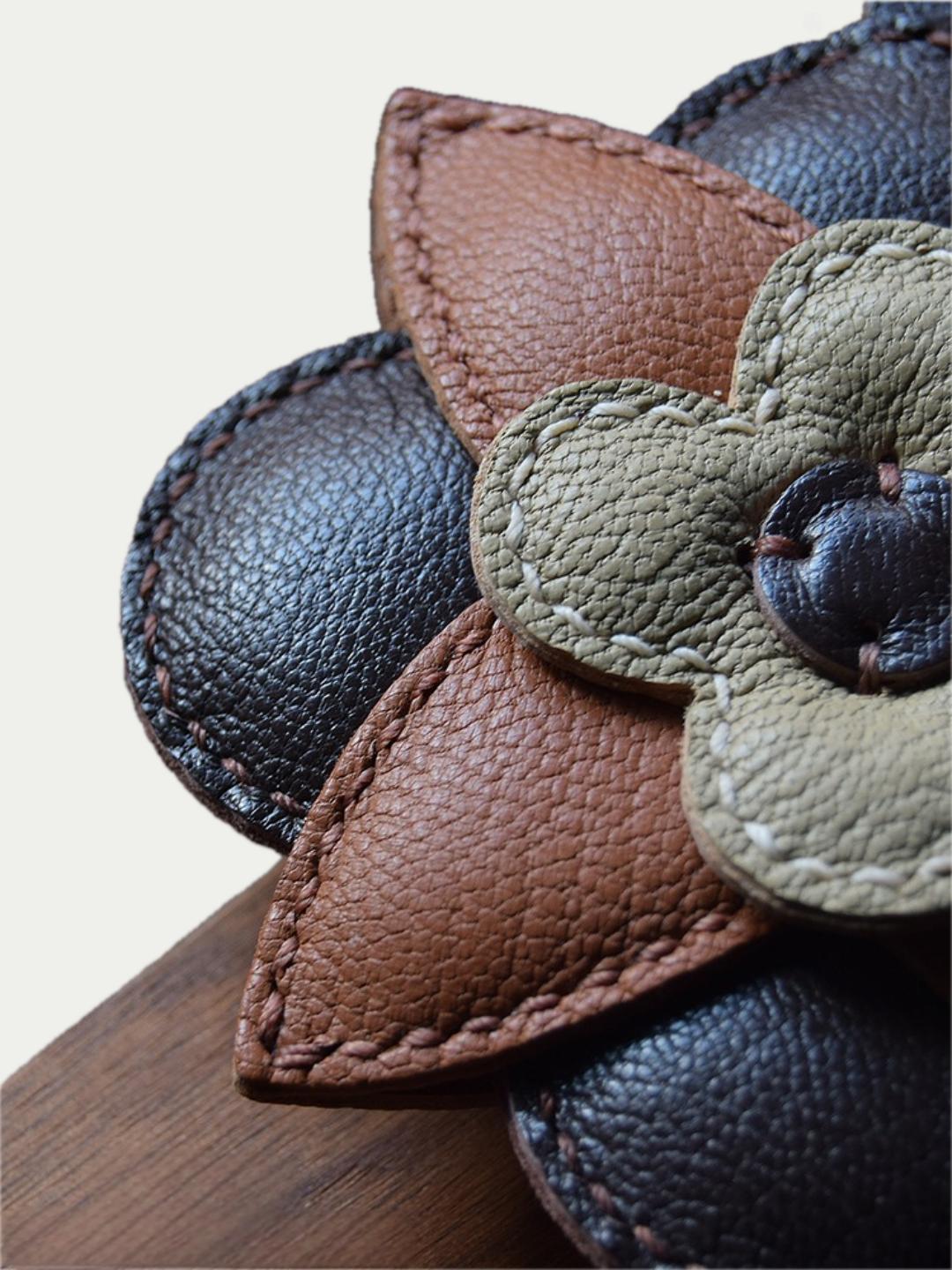 Brown flowers bag charm gift
luxury handmade gift set
leather flowers bag charm gift
French sheepskin handmade keychain