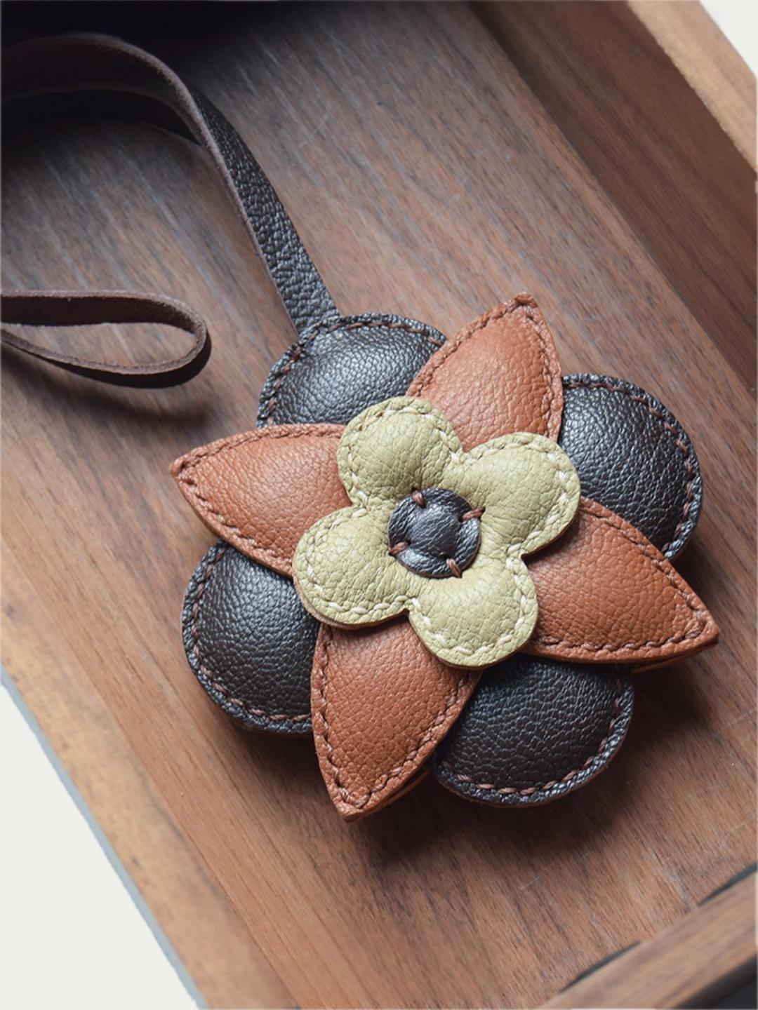 Brown flowers bag charm gift
luxury handmade gift set
leather flowers bag charm gift
French sheepskin handmade keychain