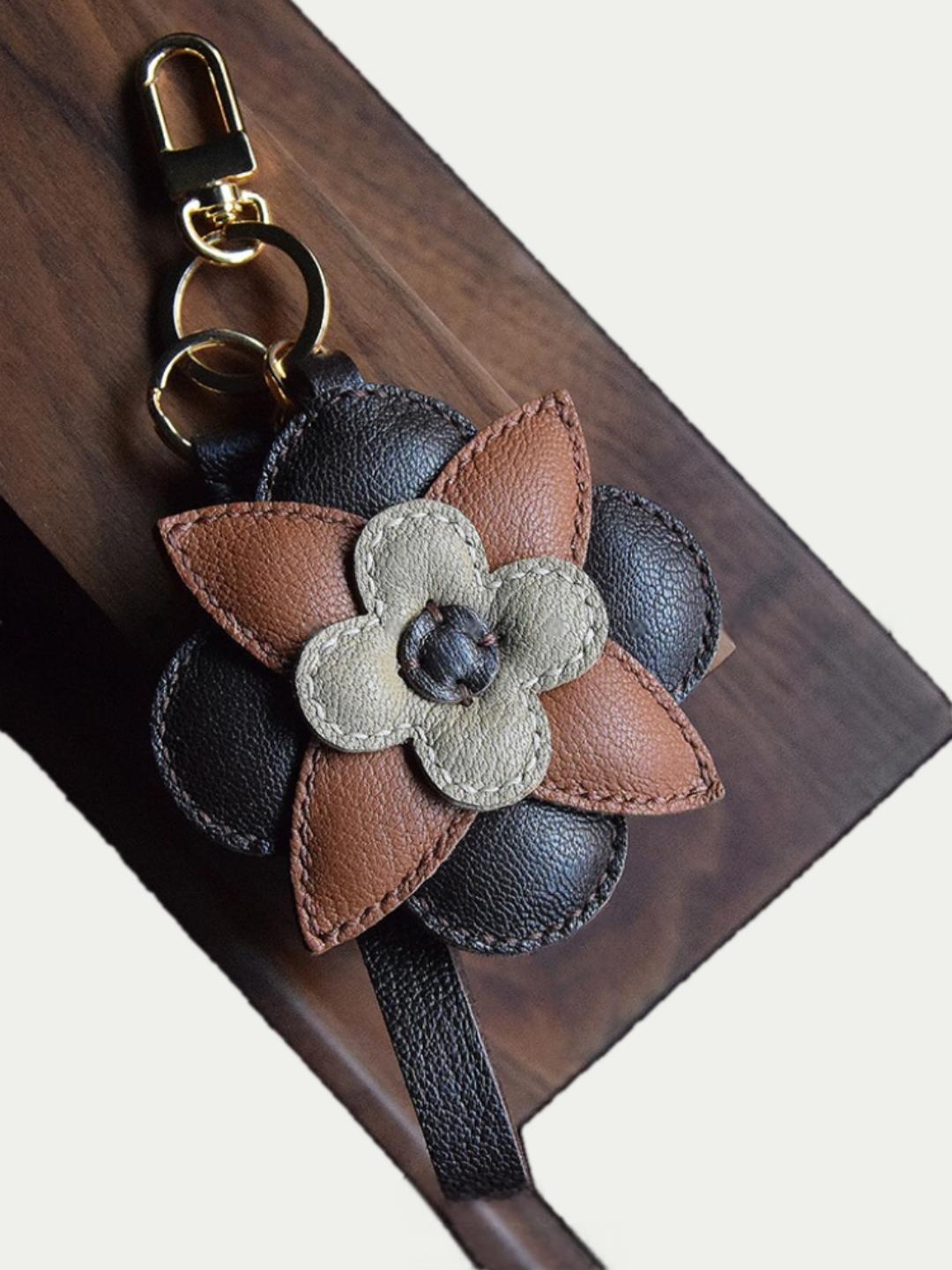 Brown flowers bag charm gift
luxury handmade gift set
leather flowers bag charm gift
French sheepskin handmade keychain