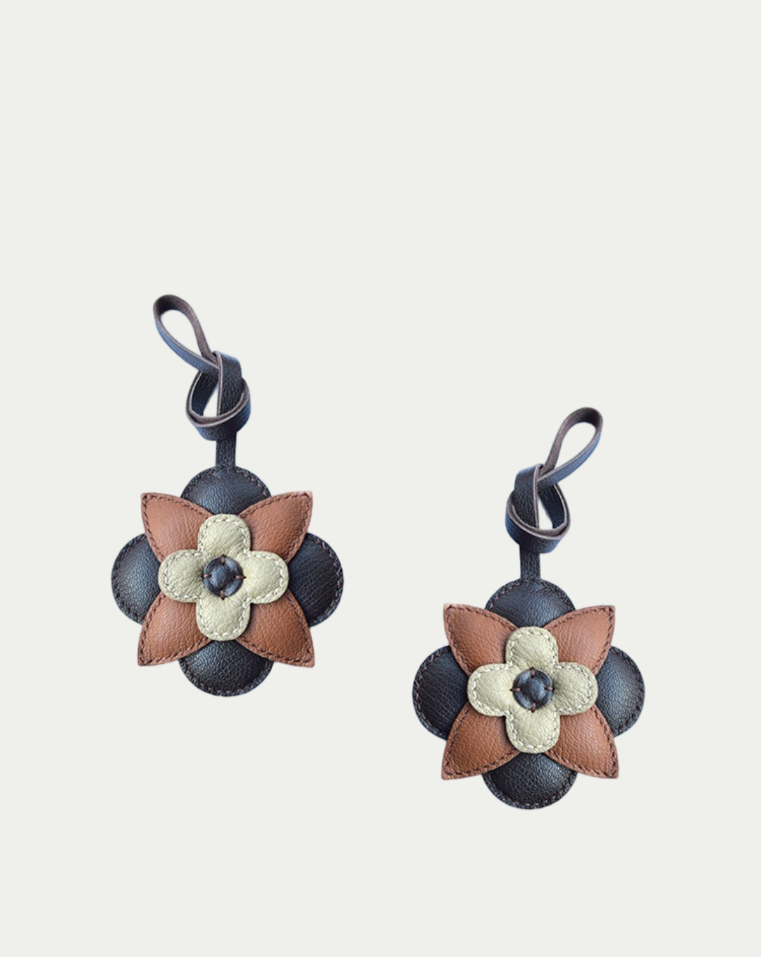 Brown flowers bag charm gift
luxury handmade gift set
leather flowers bag charm gift
French sheepskin handmade keychain