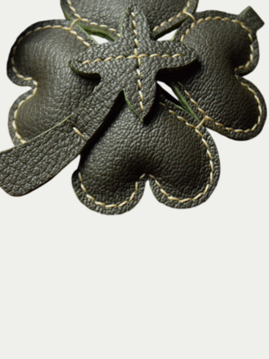 Lucky Four-Leaf Clover bag charm
Commuter bag decoration
Best friend's birthday gift
Lucky Guardian Talisman
Simple and luxurious style combination