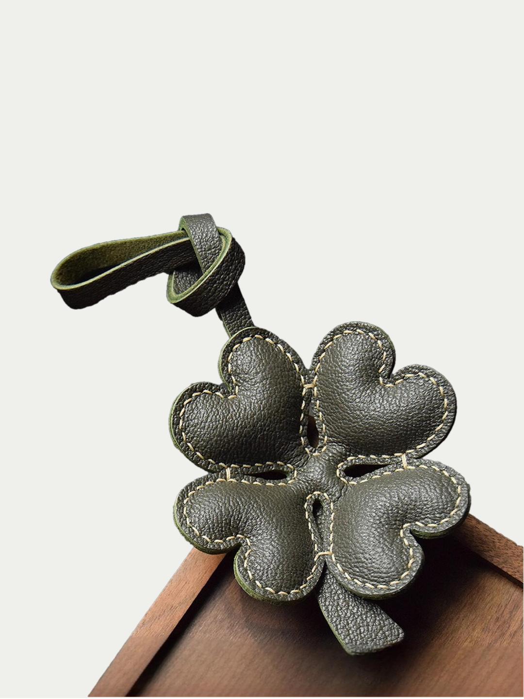 Lucky Four-Leaf Clover bag charm
Commuter bag decoration
Best friend's birthday gift
Lucky Guardian Talisman
Simple and luxurious style combination