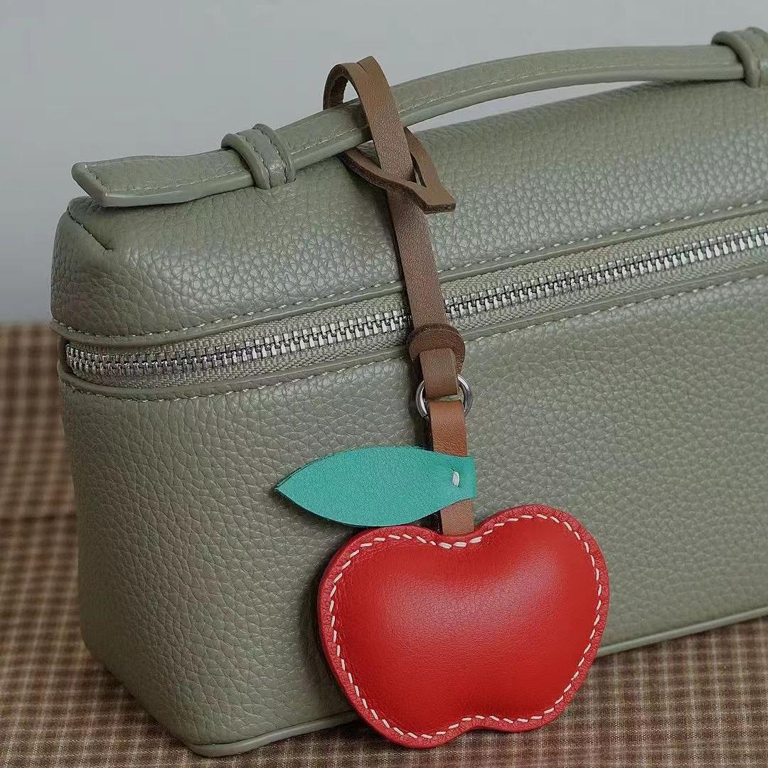 apple bag charm gift
birthday gift
festival gift
keychain