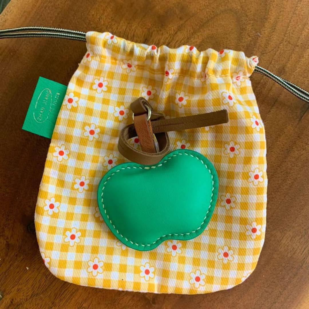 apple bag charm gift
birthday gift
festival gift
keychain
﻿
