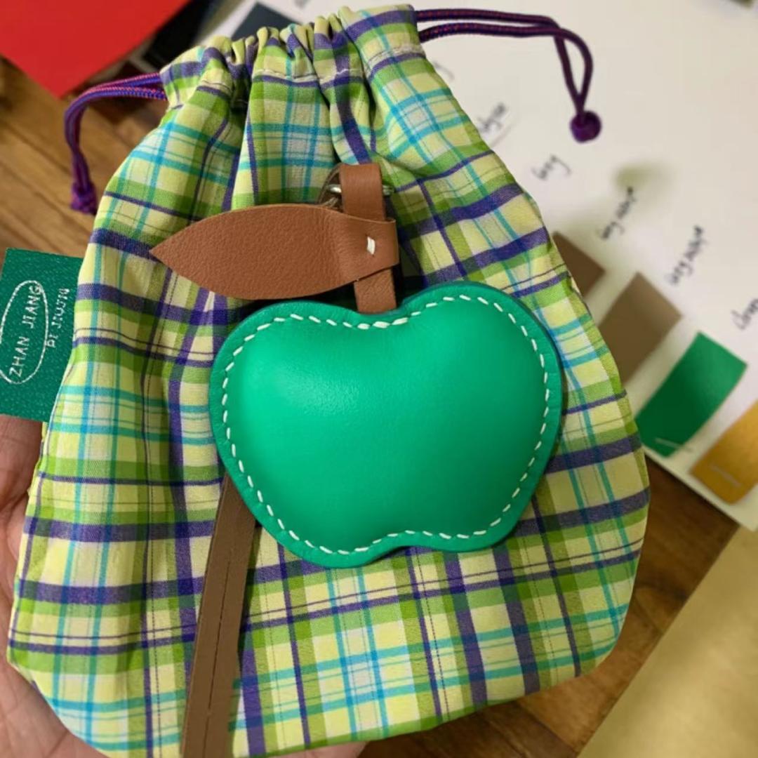 apple bag charm gift
birthday gift
festival gift
keychain