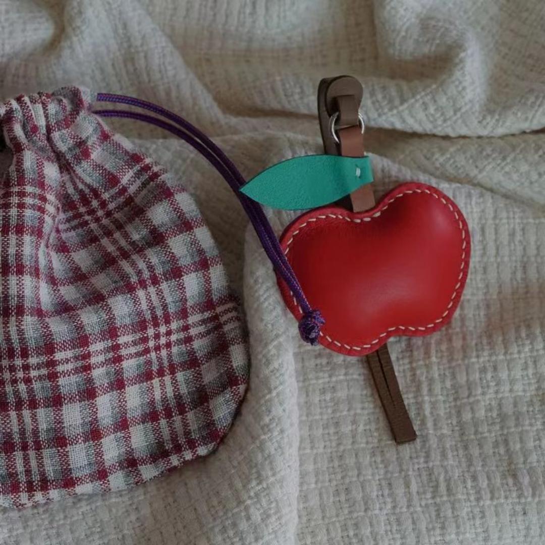 apple bag charm gift
birthday gift
festival gift
keychain