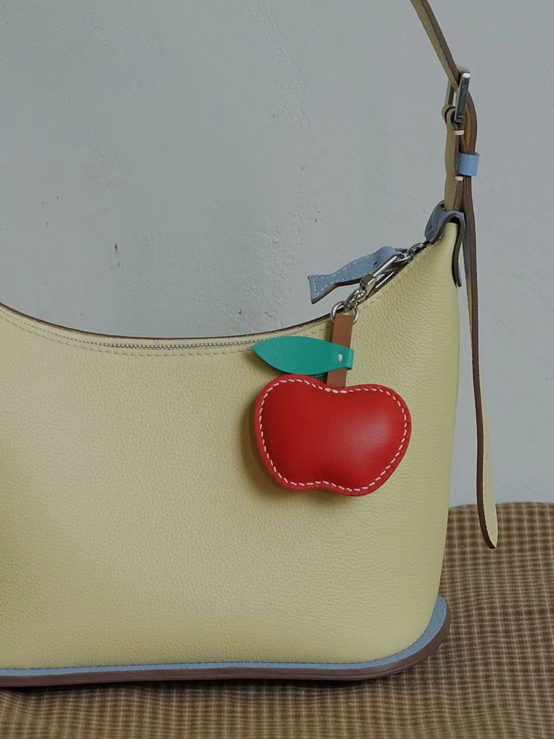 apple bag charm gift
birthday gift
festival gift
keychain