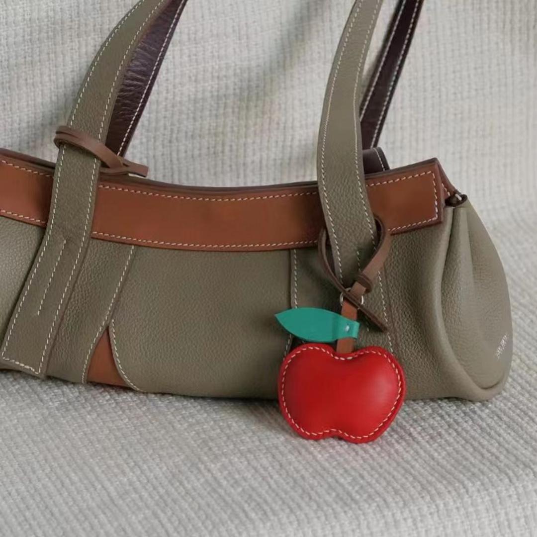 apple bag charm gift
birthday gift
festival gift
keychain