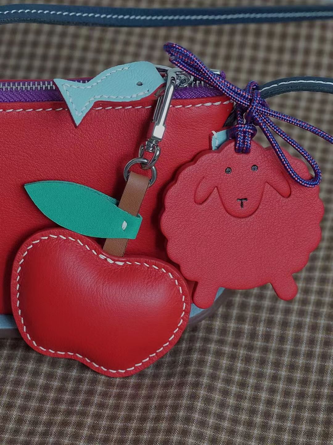 apple bag charm gift
birthday gift
festival gift
keychain
﻿