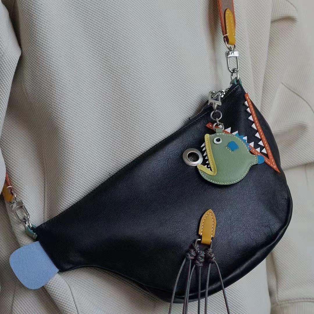 devil ray bag charm gift
birthday gift
festival gift
keychain
﻿